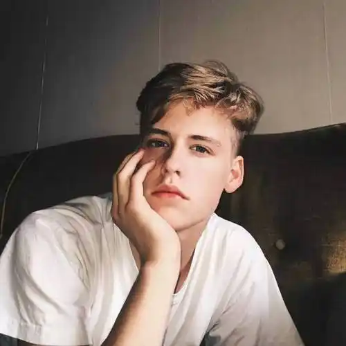 6686体育app初级作者萌面女儿