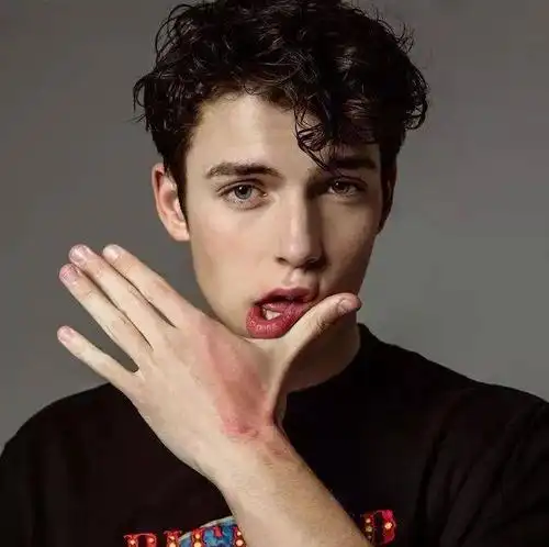 6686体育app高级作者白色季节